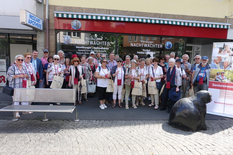 Bild vergrößern: Eine ausgewählte Stadtführung in Würzburg mit Streifzug durch die fränkische Küche genossen über 40 Seniorinnen und Senioren zum Abschluss der Seniorenwochen 2022.