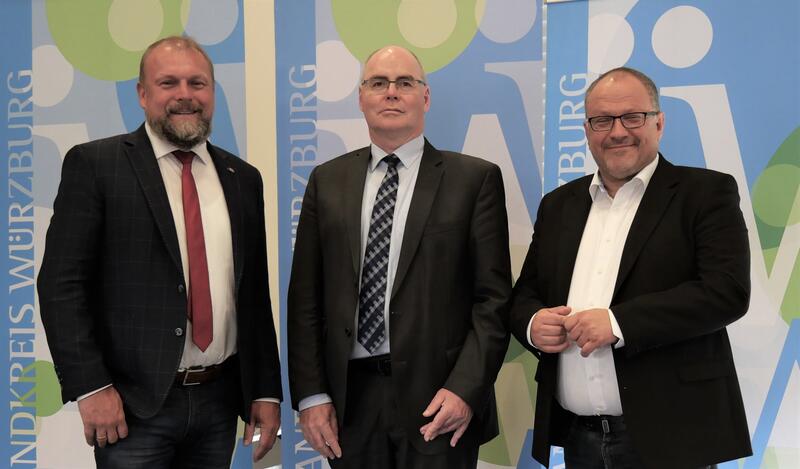 Bild vergrößern: Der Zentrale Geschäftsbereich am Landratsamt wird nach der Pensionierung von Rainer Künzig (Mitte) von Martin Umscheid (rechts) geleitet. Landrat Thomas Eberth (links) wünschte ihm für die verantwortungsvolle Aufgabe viel Erfolg.