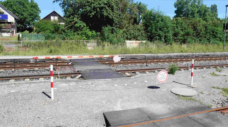 Bild vergrößern: Es sieht aus, wie aus der Zeit gefallen: die Schranken am Bahnhof Geroldshausen werden aktuell vor Zugeinfahrten händisch geschlossen. Nach dem barrierefreien Umbau des Bahnhofes gehört dies der Vergangenheit an.
