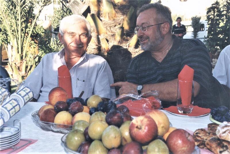 Bild vergrößern: Die Begründer der Partnerschaft zwischen den Landkreisen Würzburg und Mateh Yehuda in Israel, die nun schon 25 Jahre lang währt, waren 1997 (v.l.) Landrat Meir Viezel und Landrat Waldemar Zorn.
