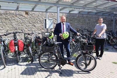 LRA WÜ Landrat Thomas Eberth und Mitarbeiter Markus Gerbig mit den neuen Dienst-E-Bikes by Nadine Heber