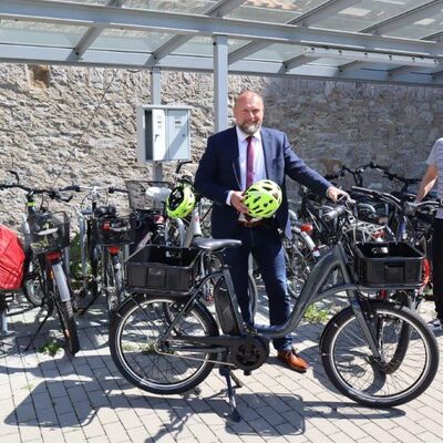 LRA WÜ Landrat Thomas Eberth und Mitarbeiter Markus Gerbig mit den neuen Dienst-E-Bikes by Nadine Heber
