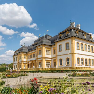 Schloss Veitshöchheim mit Blumenrabatten.