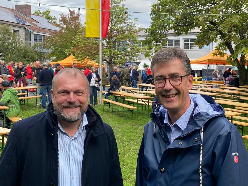 Bild vergrößern: Oberbürgermeister Christian Schuchardt (rechts) und Landrat Thomas Eberth (links) luden zum Ehrenamtsfest