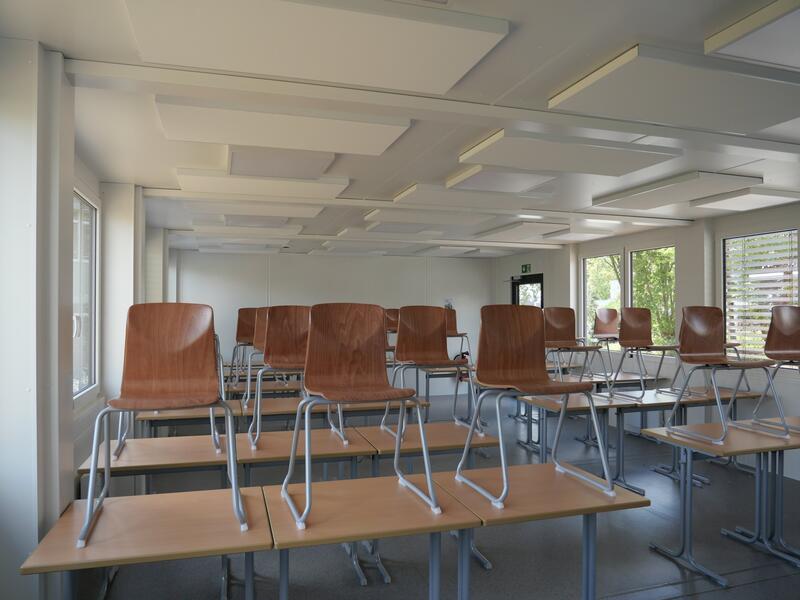 Bild vergrößern: Die zwei Klassenräume bieten jeweils 60 Quadratmeter Platz und sind modern ausgestattet. Aktuell werden dort zwei 10. Klassen unterrichtet.