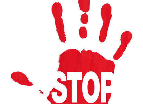 Bild vergrößern: Rote Hand zeigt Stop gegen Rassismus und Sexismus