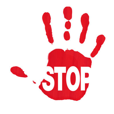 Hand zeigt Stop gegen Rassismus und Sexismus