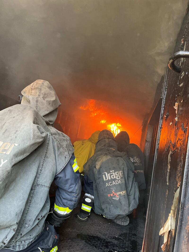 Bild vergrößern: Einen Brandeinsatz unter realistische Bedingungen konnten Atemschutzgeräteträgerinnen und -träger im Feuerwehrzentrum Klingholz in einem Brandübungscontainer üben.