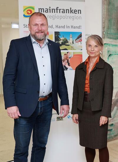 Bild vergr&ouml;&szlig;ern: Vorsitzender mit Gesch&auml;ftsf&uuml;hrung
Landrat Thomas Eberth mit &Aring;sa Petersson