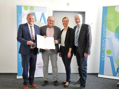 Ehrenmedaille des Landkreises W&uuml;rzburg f&uuml;r Alexander Schraml by Christian Schuster (1)