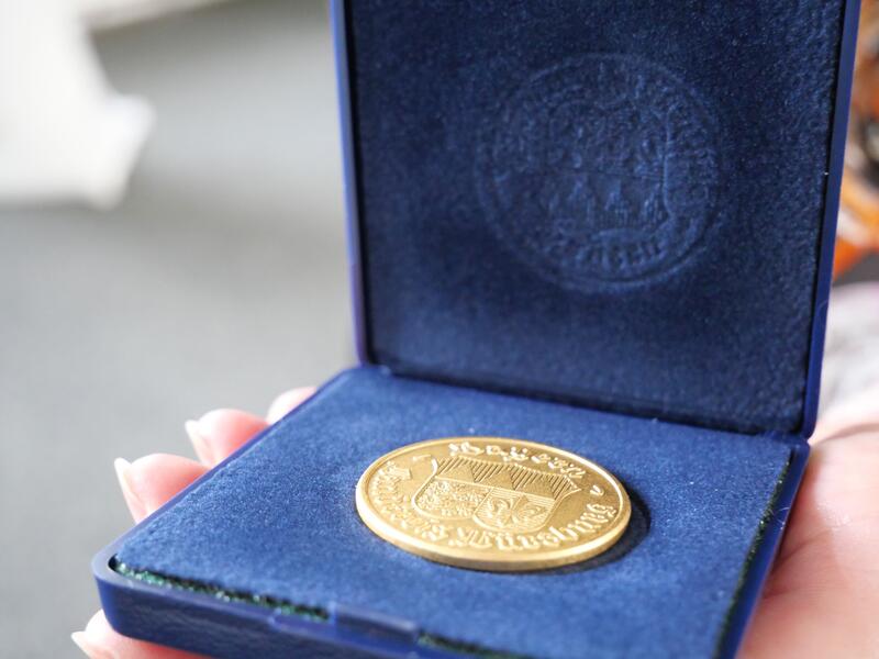 Bild vergrößern: Im Mai 2023 wurde erstmals die Goldene Verdienstmedaille des Landkreises Würzburg verliehen. Ihr Träger heißt Prof. Dr. Alexander Schraml.