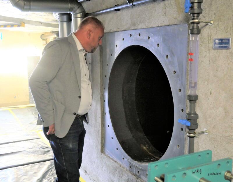 Bild vergrößern: Landrat Thomas Eberth begutachtet die sich in Sanierung befindlichen Schwallwasserbehälter im Keller der Schwimmhalle der Realschule am Maindreieck in Ochsenfurt.