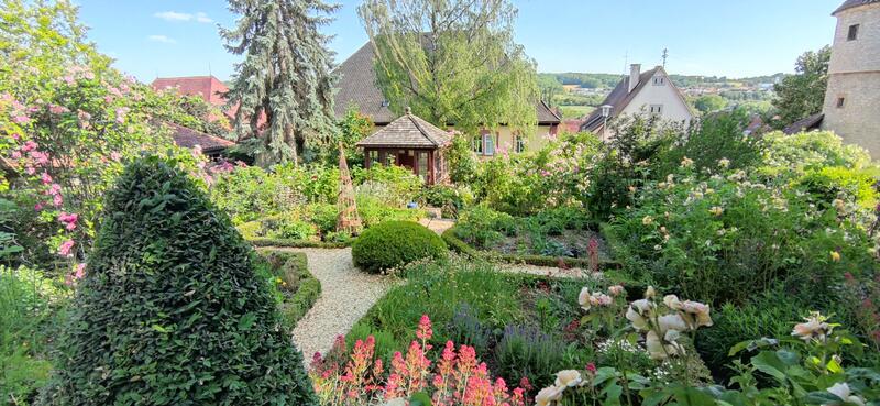 Bild vergrößern: In Frickenhausen lud der romantische Landhausgarten von Marina Wüst am Tag der offenen Gartentür ein, immer wieder neue Blickwinkel auf perfekt harmonisierende Pflanzenkombinationen zu genießen.