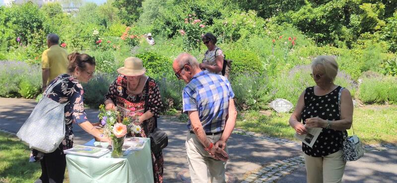 Bild vergrößern: Die einmalige Vielfalt des Kräutergartens im Kloster Oberzell zog auch in diesem Jahr beim Tag der offenen Gartentür zahlreiche Besucherinnen und Gartenfreunde an.