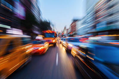 Bild mit kreativem Zoomeffekt vom nächtlichen Straßenverkehr in der Großstadt