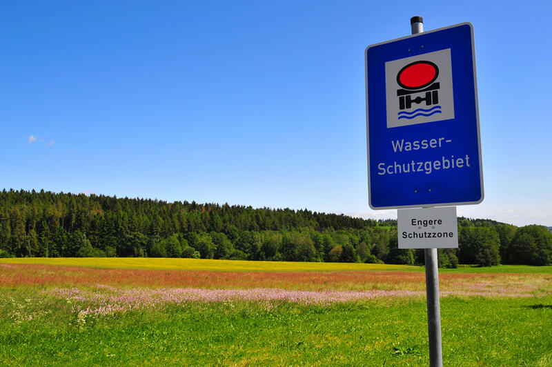 Wiese Wasserschutzgebiet Schild