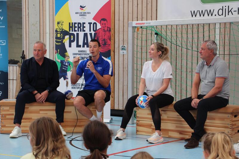 Bild vergrößern: Handball-Weltmeister Dominik Klein (am Mikrofon) freut sich auf die Europameisterschaft, die im Januar 2024 in Deutschland ausgetragen wird.
